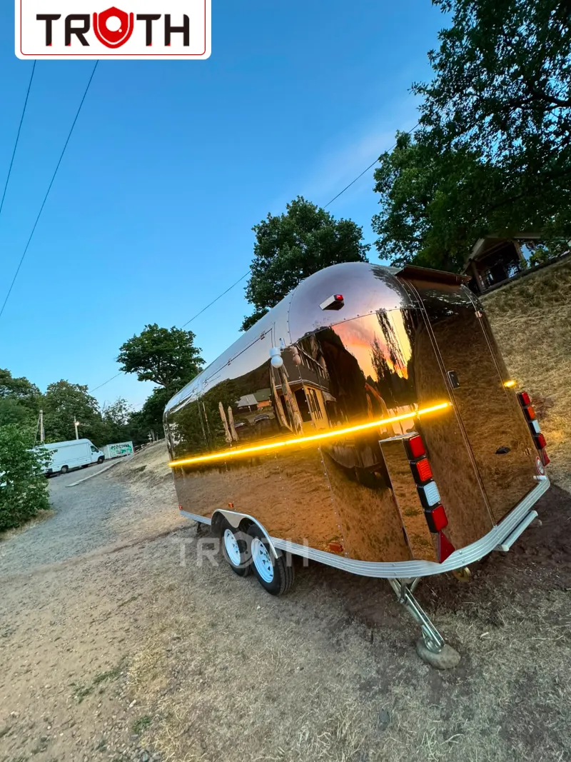 Truth Food Trailer, Slovakya'ya Rose Gold Kahve ve Fast Food Fragmanı Gönderdi